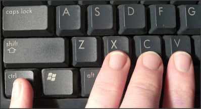 Фото пальцев на клавиатуре