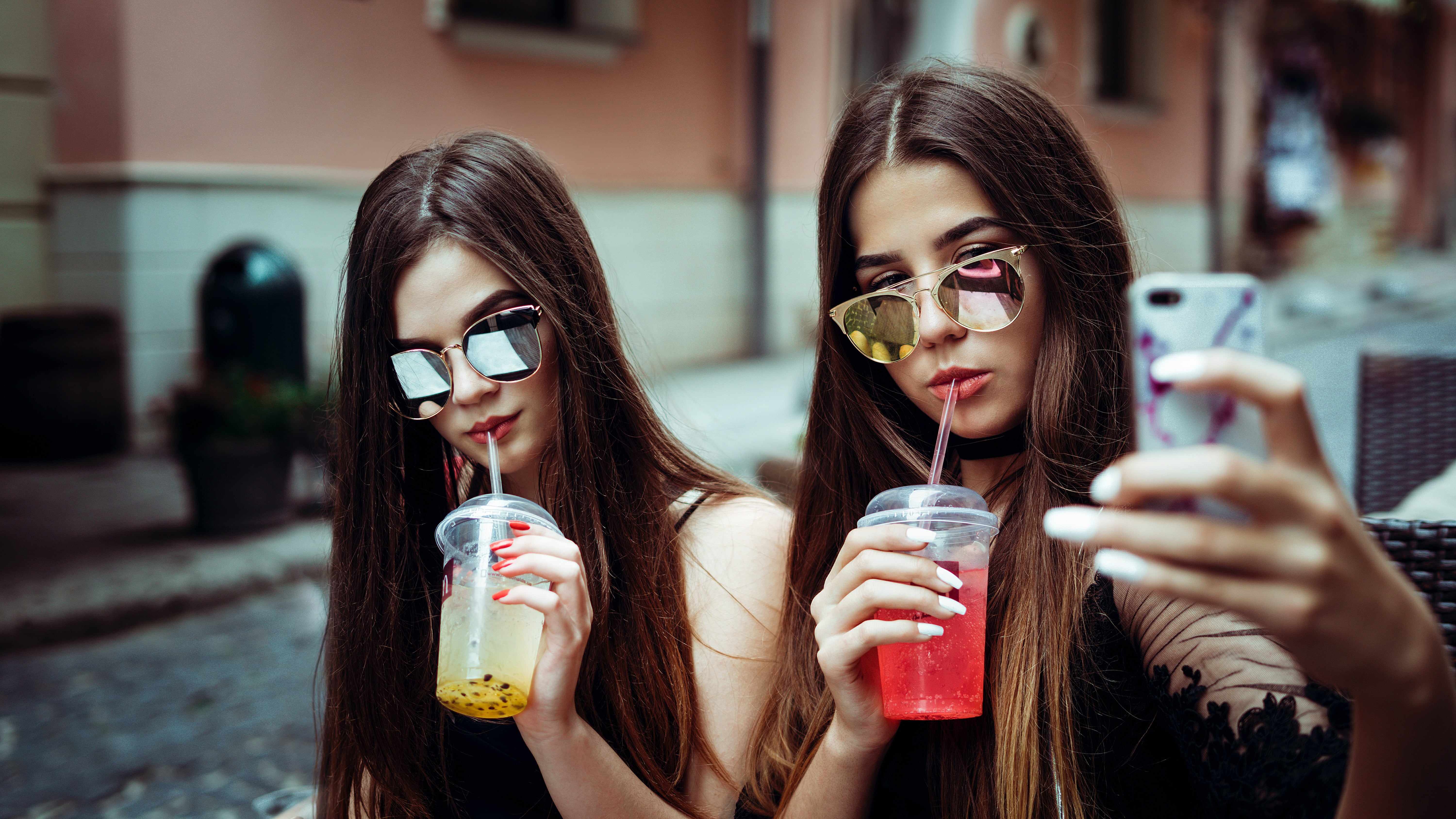 Две девушки пьющие коктейли