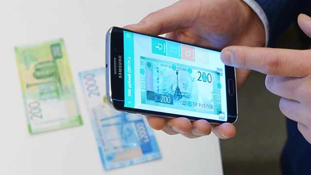 Фото с изображением денег на экране телефона
