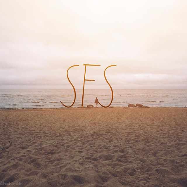 Изображение SFS на фоне моря