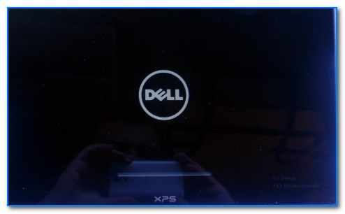 Логотип Dell, появляющийся сразу после включения ноутбука