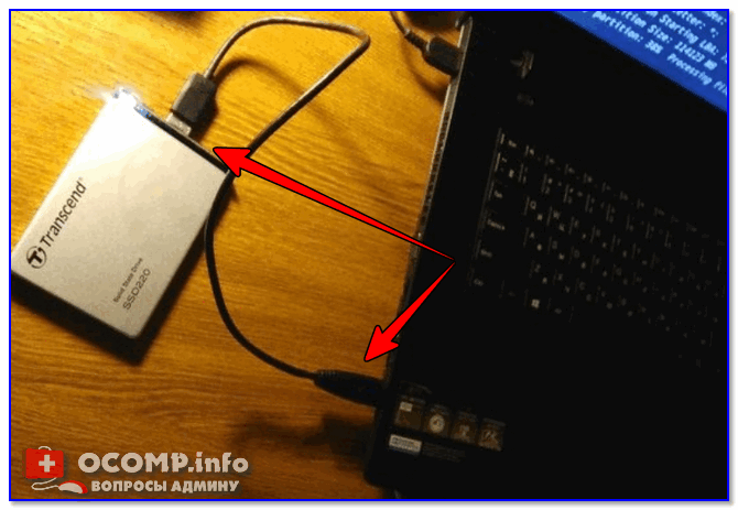 SSD накопитель подключен к USB-порту ноутбука с помощью спец. кабеля