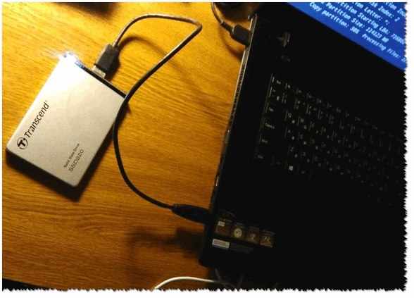 SSD накопитель подключен к ноутбуку с помощью спец. кабеля