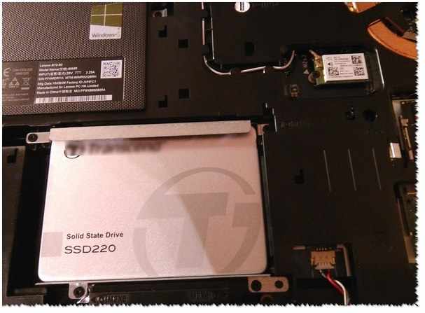 SSD установлен, ставим защитную крышку, аккумулятор и включаем ноутбук